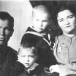 Салих Баттал, сын Вячеслав (наверху), дочь Долория, Ольга Яковлева, 1940-е годы